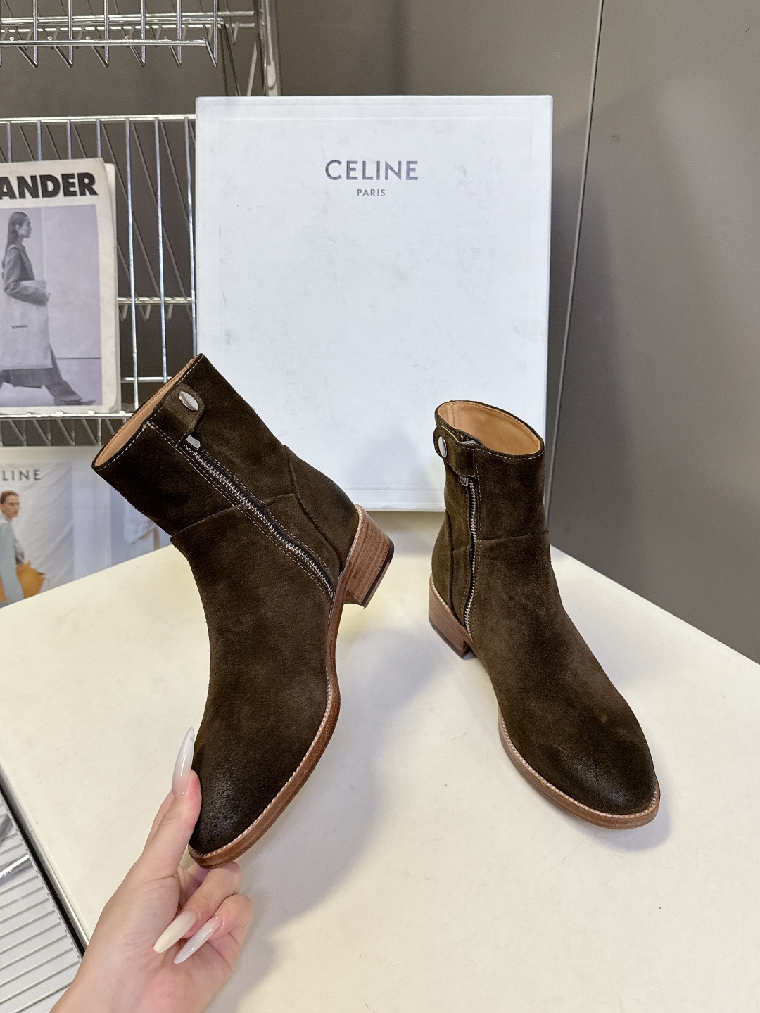 CELINE思琳秋冬最新款极简风侧拉链做旧短靴 超多明星网红种草 法式复古简约短靴 属于秋冬百搭基础款 没有繁杂装饰 仅 CELINE思琳秋冬最新款极简风侧拉链做旧短靴 超多明星网红种草 法式复古简约短靴 属于秋冬百搭基础款 没有繁杂装饰 仅
