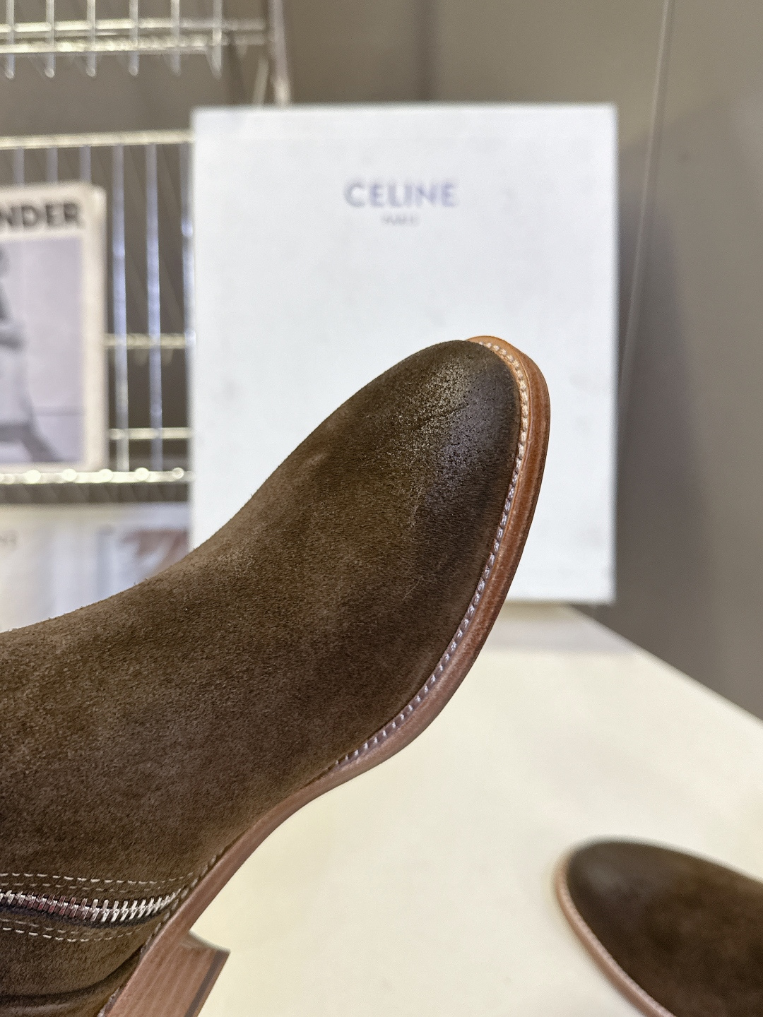 CELINE思琳秋冬最新款极简风侧拉链做旧短靴 超多明星网红种草 法式复古简约短靴 属于秋冬百搭基础款 没有繁杂装饰 仅 CELINE思琳秋冬最新款极简风侧拉链做旧短靴 超多明星网红种草 法式复古简约短靴 属于秋冬百搭基础款 没有繁杂装饰 仅