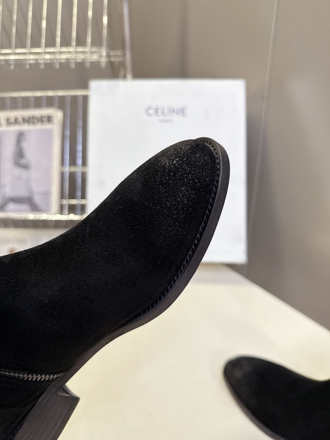 CELINE思琳秋冬最新款极简风侧拉链做旧短靴 超多明星网红种草 法式复古简约短靴 属于秋冬百搭基础款 没有繁杂装饰 仅 CELINE思琳秋冬最新款极简风侧拉链做旧短靴 超多明星网红种草 法式复古简约短靴 属于秋冬百搭基础款 没有繁杂装饰 仅