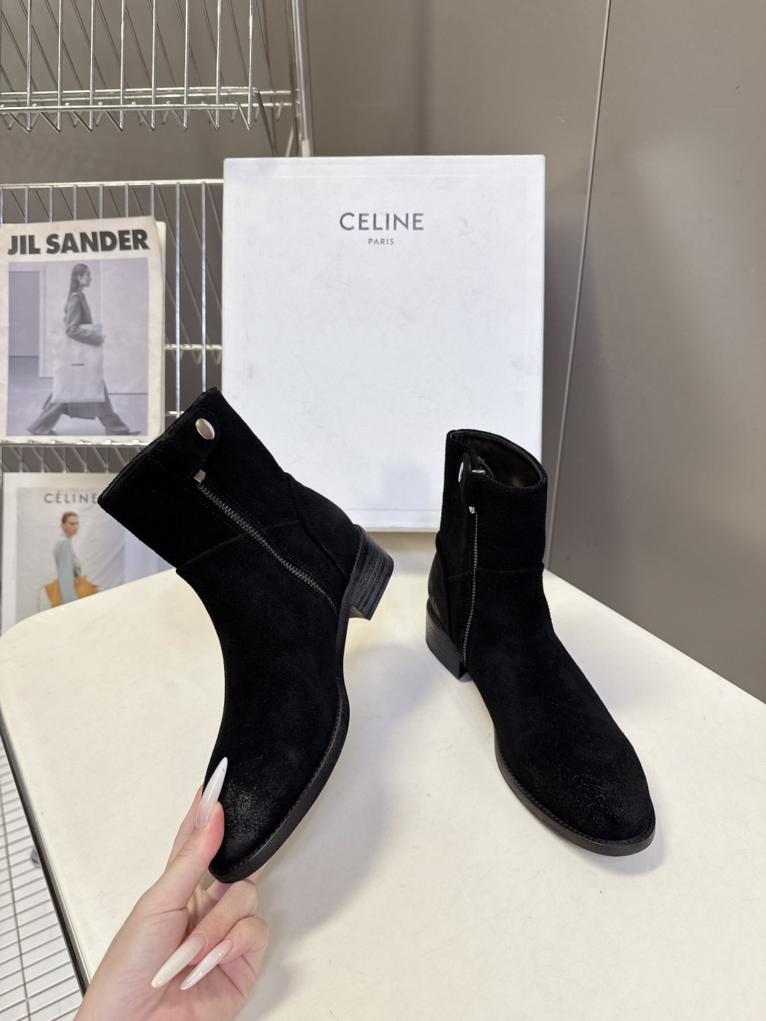 CELINE思琳秋冬最新款极简风侧拉链做旧短靴 超多明星网红种草 法式复古简约短靴 属于秋冬百搭基础款 没有繁杂装饰 仅 CELINE思琳秋冬最新款极简风侧拉链做旧短靴 超多明星网红种草 法式复古简约短靴 属于秋冬百搭基础款 没有繁杂装饰 仅