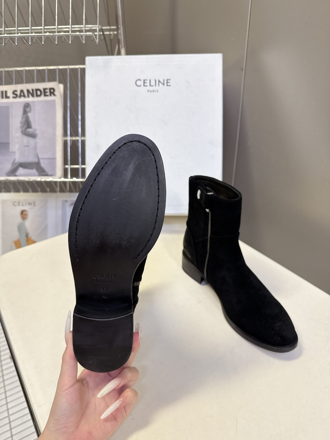 CELINE思琳秋冬最新款极简风侧拉链做旧短靴 超多明星网红种草 法式复古简约短靴 属于秋冬百搭基础款 没有繁杂装饰 仅 CELINE思琳秋冬最新款极简风侧拉链做旧短靴 超多明星网红种草 法式复古简约短靴 属于秋冬百搭基础款 没有繁杂装饰 仅