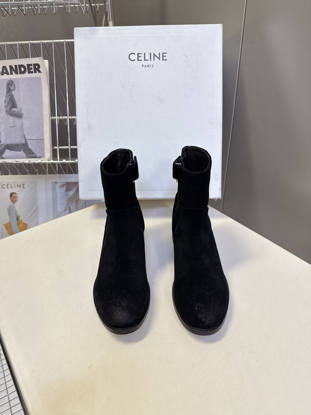 CELINE思琳秋冬最新款极简风侧拉链做旧短靴 超多明星网红种草 法式复古简约短靴 属于秋冬百搭基础款 没有繁杂装饰 仅 CELINE思琳秋冬最新款极简风侧拉链做旧短靴 超多明星网红种草 法式复古简约短靴 属于秋冬百搭基础款 没有繁杂装饰 仅