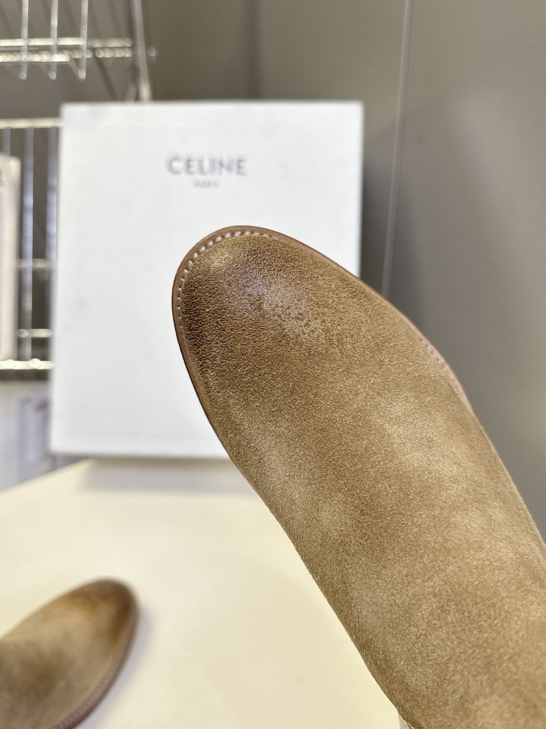 CELINE思琳秋冬最新款极简风侧拉链做旧短靴 超多明星网红种草 法式复古简约短靴 属于秋冬百搭基础款 没有繁杂装饰 仅