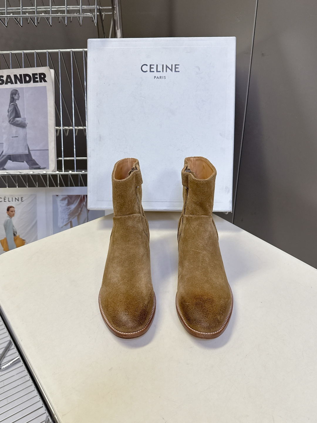 CELINE思琳秋冬最新款极简风侧拉链做旧短靴 超多明星网红种草 法式复古简约短靴 属于秋冬百搭基础款 没有繁杂装饰 仅 CELINE思琳秋冬最新款极简风侧拉链做旧短靴 超多明星网红种草 法式复古简约短靴 属于秋冬百搭基础款 没有繁杂装饰 仅