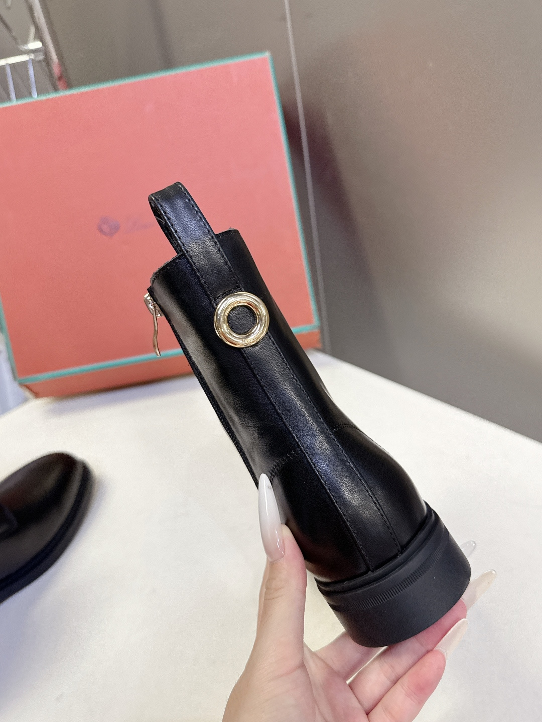 Loro Piana诺悠翩雅秋冬最新款极简风系带通勤马丁短靴 超多明星网红种草 低调轻奢休闲工装短靴 主打舒适实穿 无l Loro Piana诺悠翩雅秋冬最新款极简风系带通勤马丁短靴 超多明星网红种草 低调轻奢休闲工装短靴 主打舒适实穿 无l
