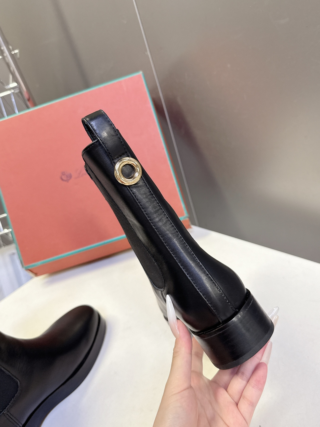 Loro Piana诺悠翩雅秋冬最新款极简风弹力松紧切尔西短靴 超多明星网红种草 极简轻奢通勤切尔西靴 无logo低调风 Loro Piana诺悠翩雅秋冬最新款极简风弹力松紧切尔西短靴 超多明星网红种草 极简轻奢通勤切尔西靴 无logo低调风