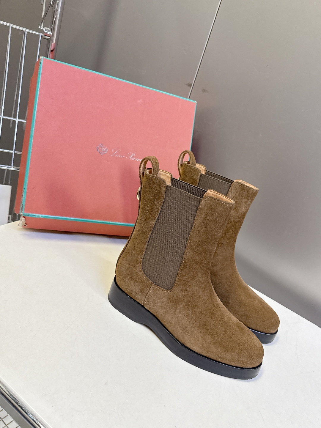 Loro Piana诺悠翩雅秋冬最新款极简风弹力松紧切尔西短靴 超多明星网红种草 极简轻奢通勤切尔西靴 无logo低调风 Loro Piana诺悠翩雅秋冬最新款极简风弹力松紧切尔西短靴 超多明星网红种草 极简轻奢通勤切尔西靴 无logo低调风