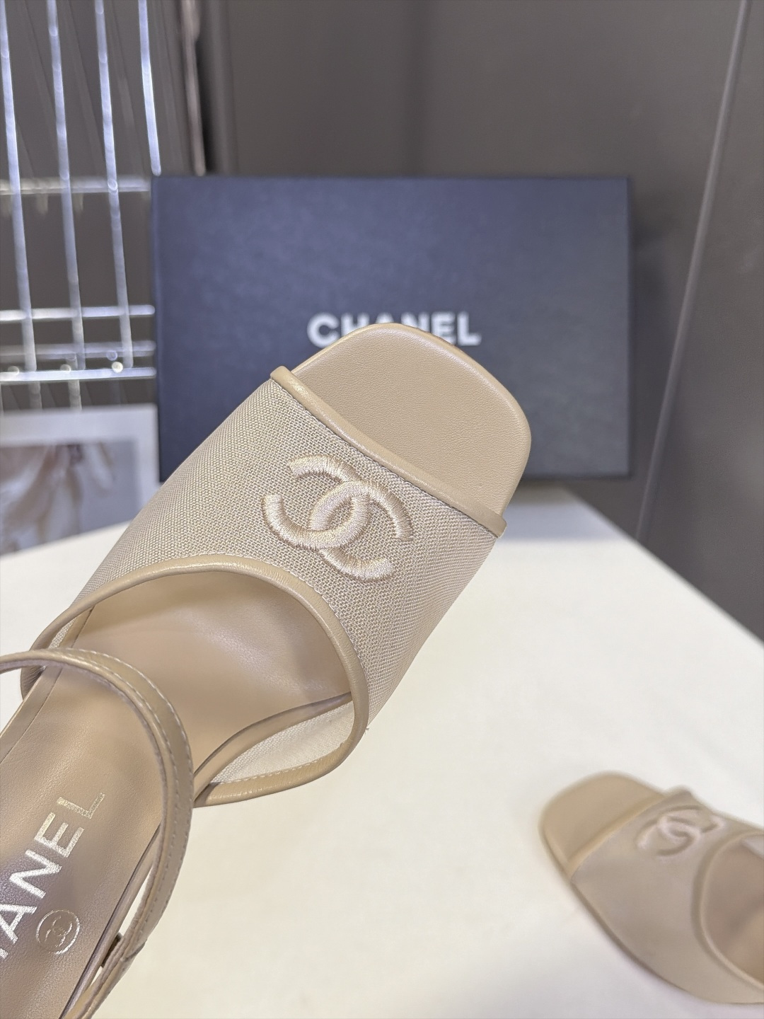 CHANEL香奈儿最新款网纱刺绣双C方头高跟凉鞋 超多明星网红种草 夏日轻奢休闲高跟凉鞋 度假通勤两用款 网纱透气面料夏 CHANEL香奈儿最新款网纱刺绣双C方头高跟凉鞋 超多明星网红种草 夏日轻奢休闲高跟凉鞋 度假通勤两用款 网纱透气面料夏