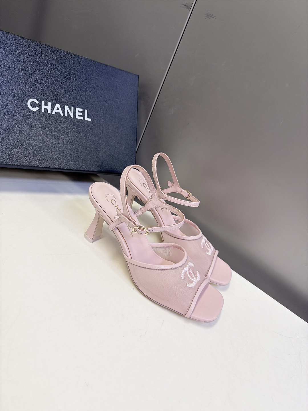 CHANEL香奈儿最新款网纱刺绣双C方头高跟凉鞋 超多明星网红种草 夏日轻奢休闲高跟凉鞋 度假通勤两用款 网纱透气面料夏 CHANEL香奈儿最新款网纱刺绣双C方头高跟凉鞋 超多明星网红种草 夏日轻奢休闲高跟凉鞋 度假通勤两用款 网纱透气面料夏