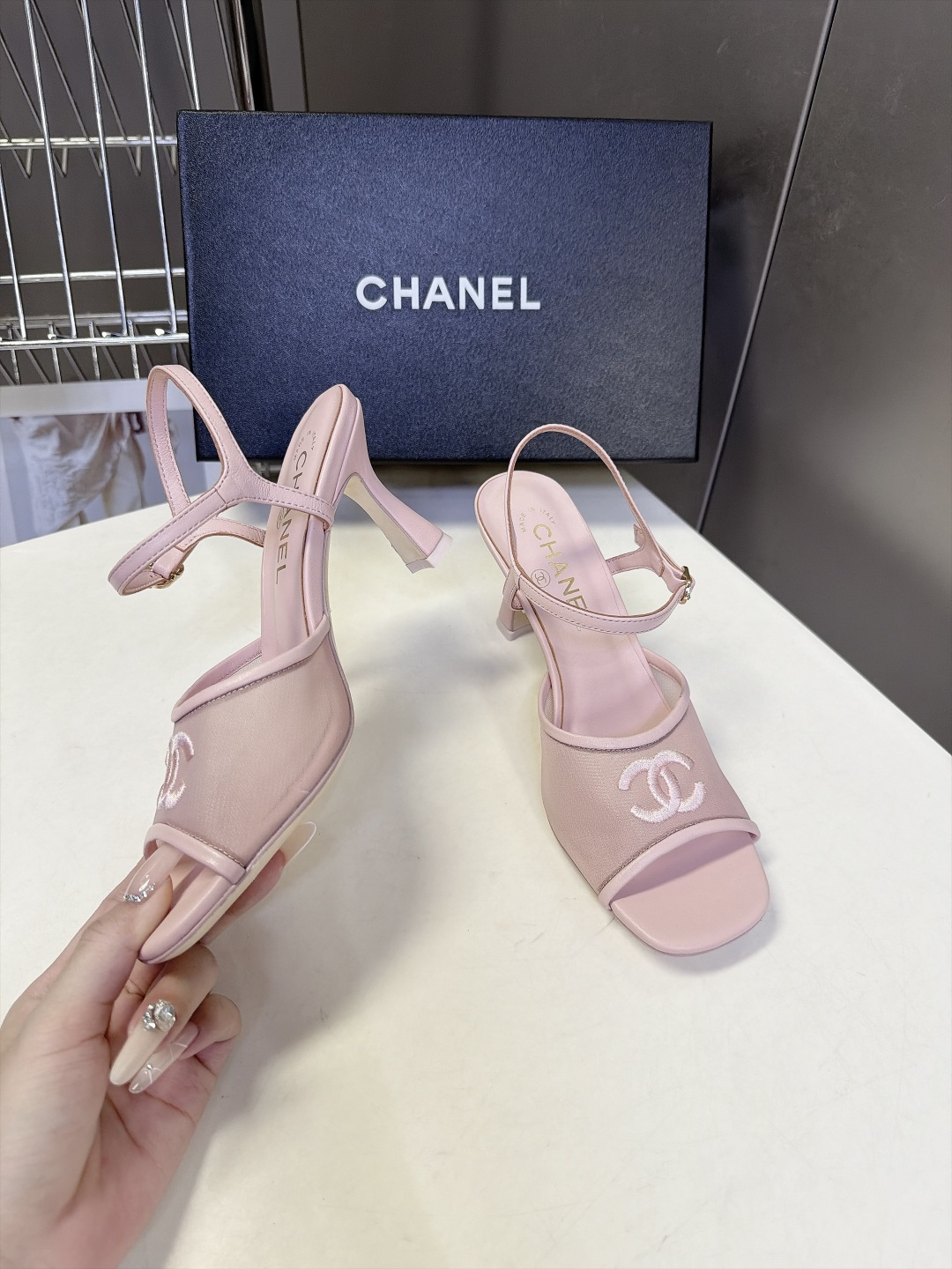 CHANEL香奈儿最新款网纱刺绣双C方头高跟凉鞋 超多明星网红种草 夏日轻奢休闲高跟凉鞋 度假通勤两用款 网纱透气面料夏 CHANEL香奈儿最新款网纱刺绣双C方头高跟凉鞋 超多明星网红种草 夏日轻奢休闲高跟凉鞋 度假通勤两用款 网纱透气面料夏