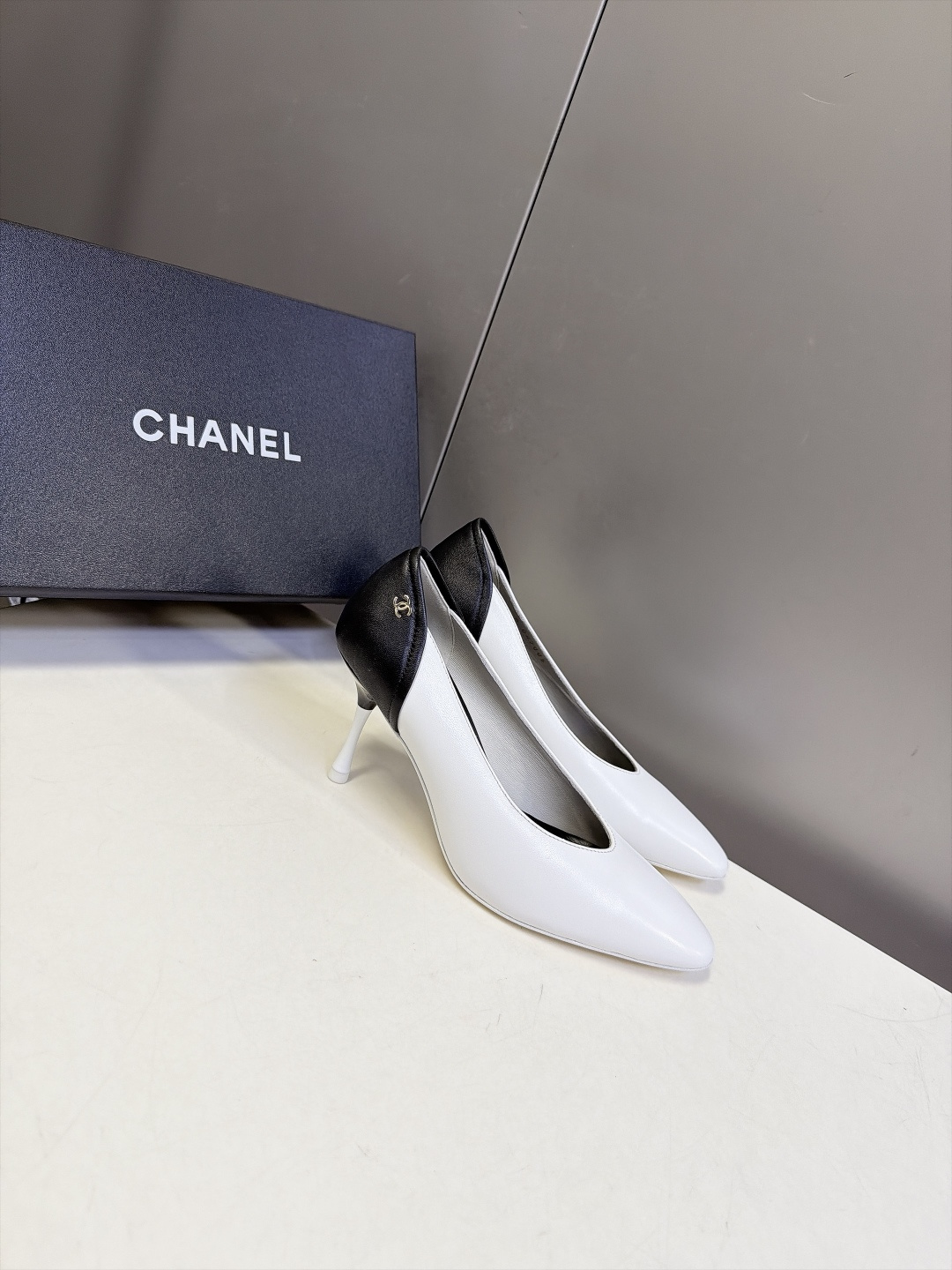 CHANEL香奈儿最新款后跟拼色尖头细跟高跟鞋 超多明星网红种草 轻奢通勤尖头单鞋 属于低调高级的职场礼服两用款鞋身纯色 CHANEL香奈儿最新款后跟拼色尖头细跟高跟鞋 超多明星网红种草 轻奢通勤尖头单鞋 属于低调高级的职场礼服两用款鞋身纯色