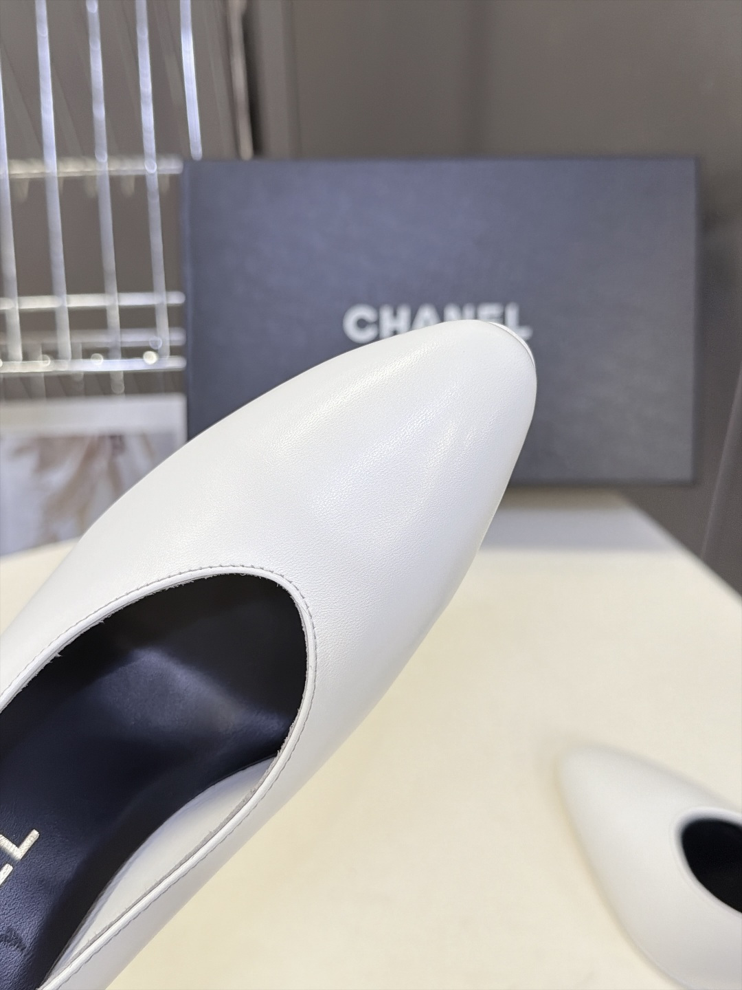 CHANEL香奈儿最新款后跟拼色尖头细跟高跟鞋 超多明星网红种草 轻奢通勤尖头单鞋 属于低调高级的职场礼服两用款鞋身纯色 CHANEL香奈儿最新款后跟拼色尖头细跟高跟鞋 超多明星网红种草 轻奢通勤尖头单鞋 属于低调高级的职场礼服两用款鞋身纯色