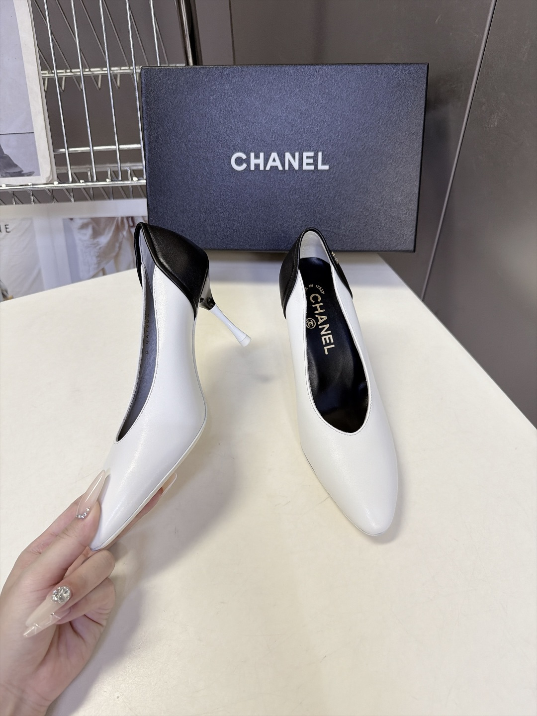 CHANEL香奈儿最新款后跟拼色尖头细跟高跟鞋 超多明星网红种草 轻奢通勤尖头单鞋 属于低调高级的职场礼服两用款鞋身纯色 CHANEL香奈儿最新款后跟拼色尖头细跟高跟鞋 超多明星网红种草 轻奢通勤尖头单鞋 属于低调高级的职场礼服两用款鞋身纯色