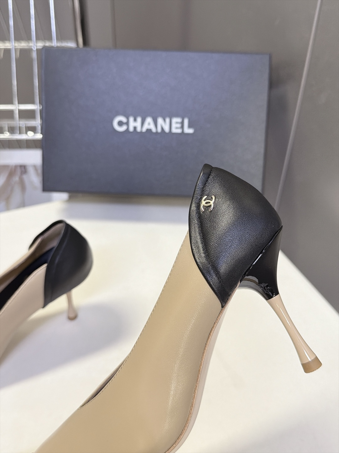 CHANEL香奈儿最新款后跟拼色尖头细跟高跟鞋 超多明星网红种草 轻奢通勤尖头单鞋 属于低调高级的职场礼服两用款鞋身纯色 CHANEL香奈儿最新款后跟拼色尖头细跟高跟鞋 超多明星网红种草 轻奢通勤尖头单鞋 属于低调高级的职场礼服两用款鞋身纯色