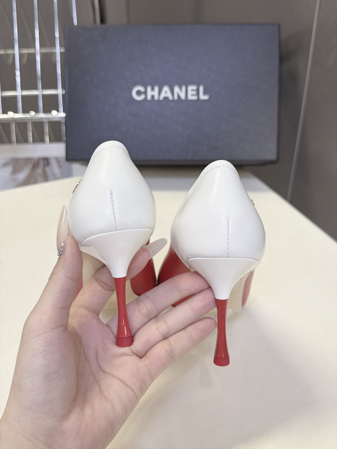 CHANEL香奈儿最新款后跟拼色尖头细跟高跟鞋 超多明星网红种草 轻奢通勤尖头单鞋 属于低调高级的职场礼服两用款鞋身纯色