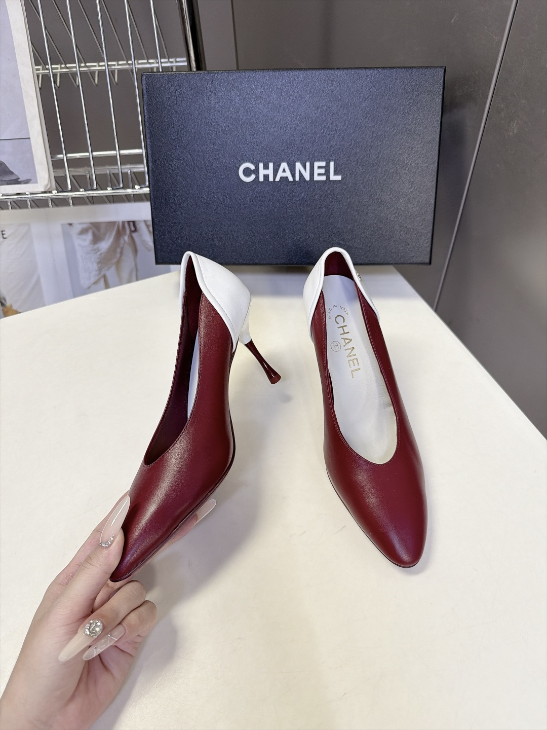 CHANEL香奈儿最新款后跟拼色尖头细跟高跟鞋 超多明星网红种草 轻奢通勤尖头单鞋 属于低调高级的职场礼服两用款鞋身纯色