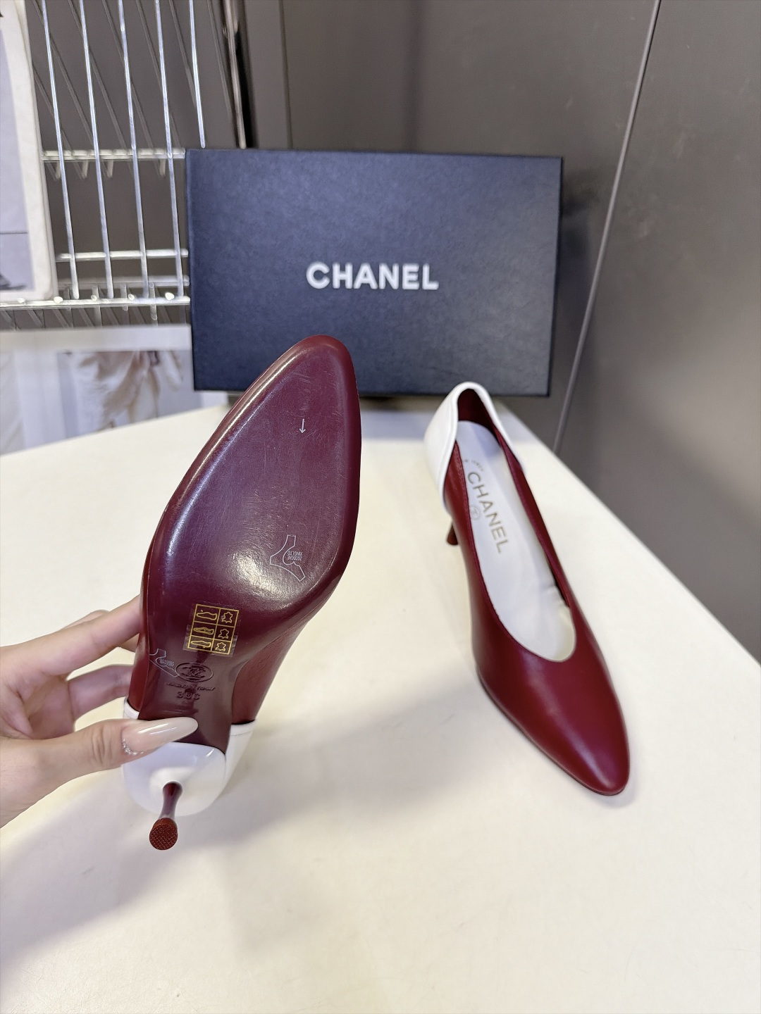 CHANEL香奈儿最新款后跟拼色尖头细跟高跟鞋 超多明星网红种草 轻奢通勤尖头单鞋 属于低调高级的职场礼服两用款鞋身纯色