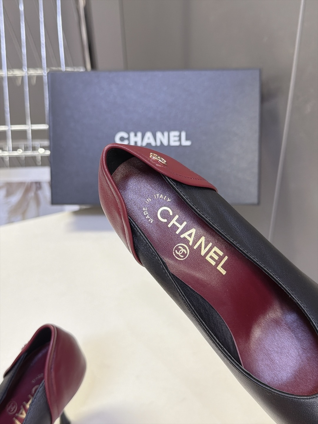 CHANEL香奈儿最新款后跟拼色尖头细跟高跟鞋 超多明星网红种草 轻奢通勤尖头单鞋 属于低调高级的职场礼服两用款鞋身纯色 CHANEL香奈儿最新款后跟拼色尖头细跟高跟鞋 超多明星网红种草 轻奢通勤尖头单鞋 属于低调高级的职场礼服两用款鞋身纯色