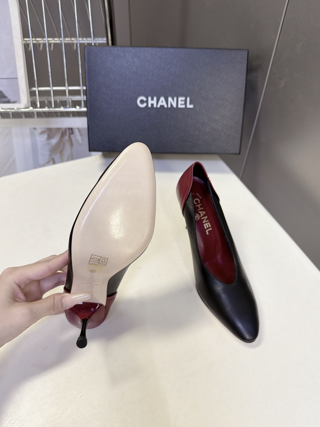 CHANEL香奈儿最新款后跟拼色尖头细跟高跟鞋 超多明星网红种草 轻奢通勤尖头单鞋 属于低调高级的职场礼服两用款鞋身纯色 CHANEL香奈儿最新款后跟拼色尖头细跟高跟鞋 超多明星网红种草 轻奢通勤尖头单鞋 属于低调高级的职场礼服两用款鞋身纯色