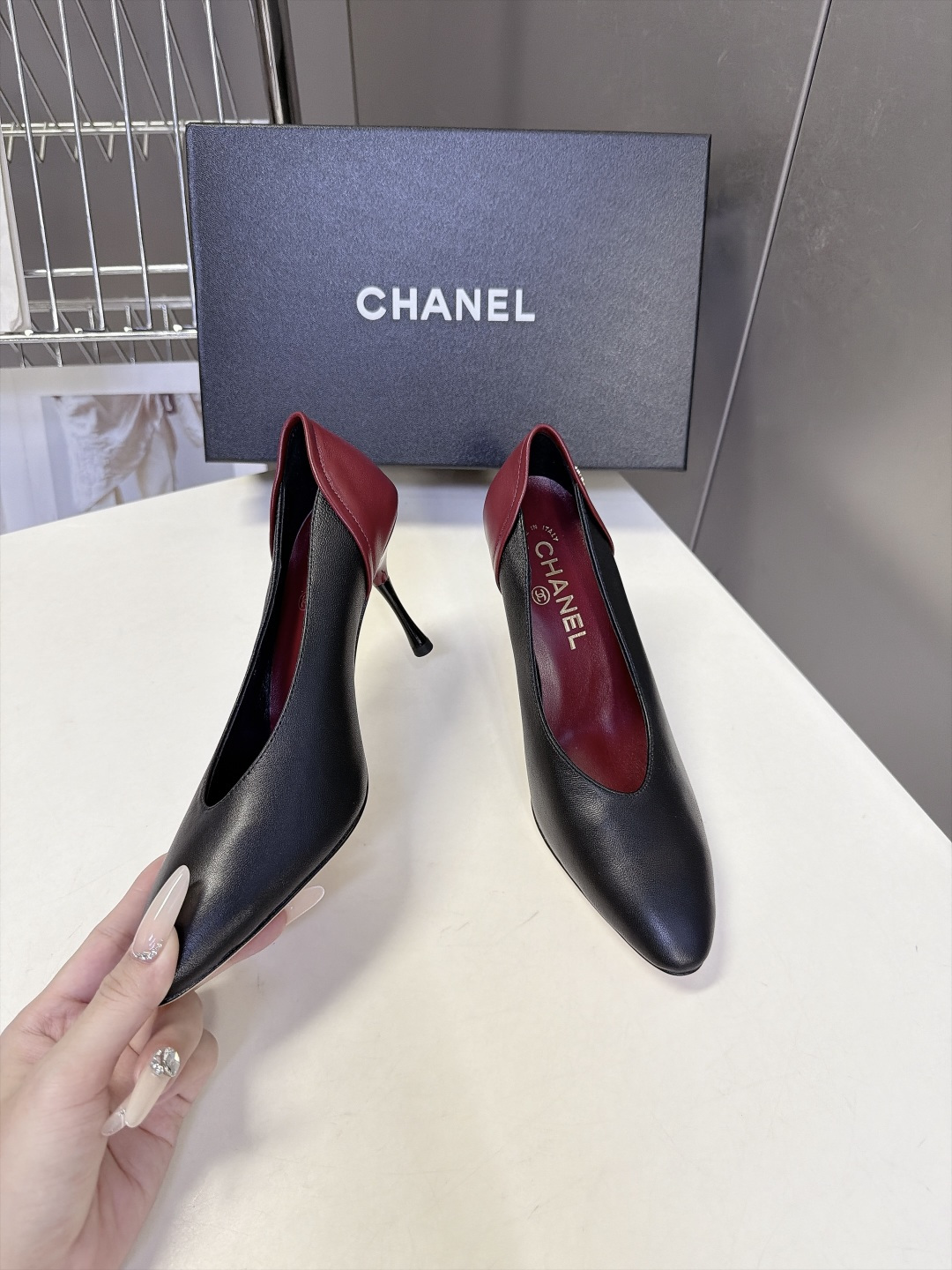 CHANEL香奈儿最新款后跟拼色尖头细跟高跟鞋 超多明星网红种草 轻奢通勤尖头单鞋 属于低调高级的职场礼服两用款鞋身纯色 CHANEL香奈儿最新款后跟拼色尖头细跟高跟鞋 超多明星网红种草 轻奢通勤尖头单鞋 属于低调高级的职场礼服两用款鞋身纯色