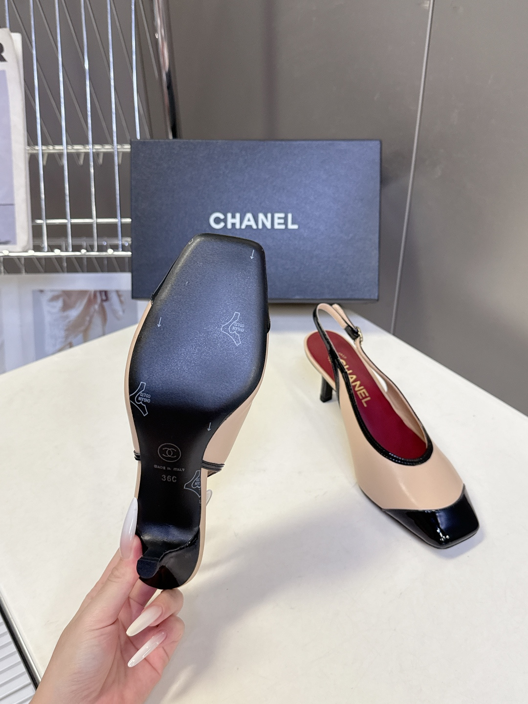 CHANEL香奈儿最新款方头拼色后空细跟凉鞋 超多明星网红种草 经典复古拼色结构延续香奈儿复古拼色基因 漆皮鞋头耐刮耐磨 CHANEL香奈儿最新款方头拼色后空细跟凉鞋 超多明星网红种草 经典复古拼色结构延续香奈儿复古拼色基因 漆皮鞋头耐刮耐磨