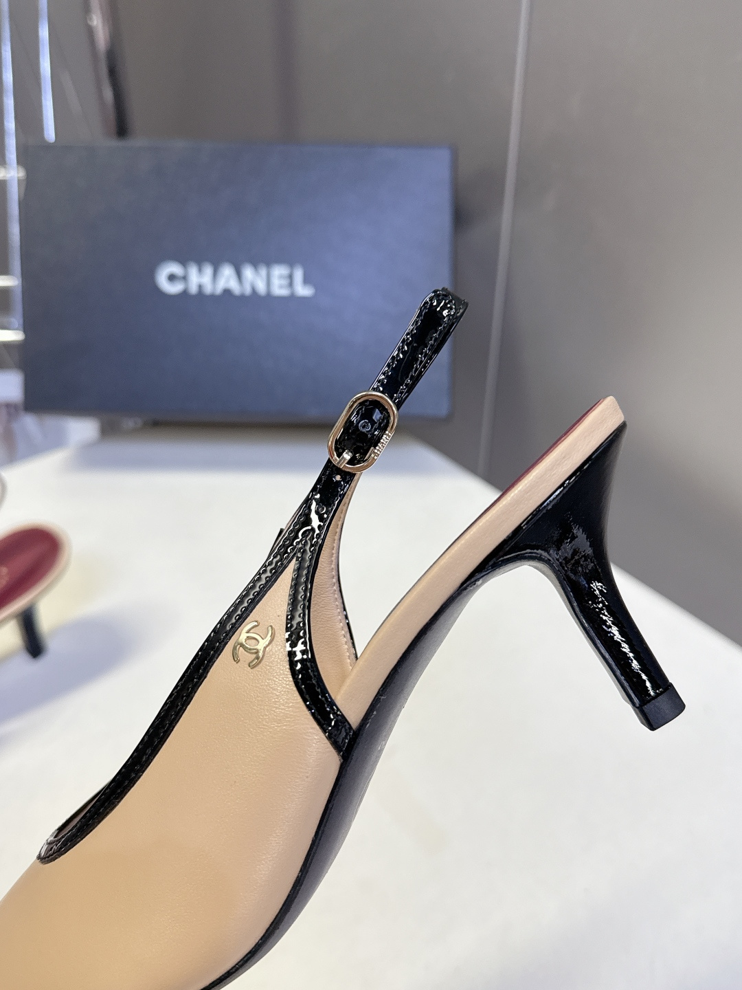 CHANEL香奈儿最新款方头拼色后空细跟凉鞋 超多明星网红种草 经典复古拼色结构延续香奈儿复古拼色基因 漆皮鞋头耐刮耐磨 CHANEL香奈儿最新款方头拼色后空细跟凉鞋 超多明星网红种草 经典复古拼色结构延续香奈儿复古拼色基因 漆皮鞋头耐刮耐磨