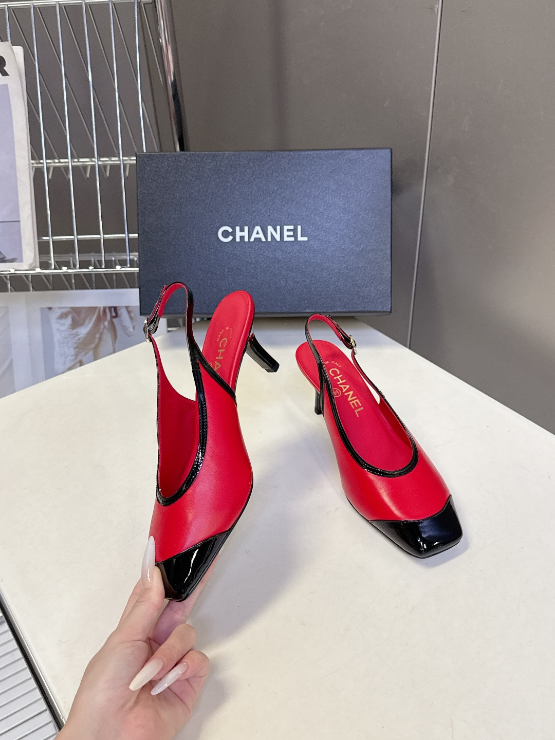 CHANEL香奈儿最新款方头拼色后空细跟凉鞋 超多明星网红种草 经典复古拼色结构延续香奈儿复古拼色基因 漆皮鞋头耐刮耐磨 CHANEL香奈儿最新款方头拼色后空细跟凉鞋 超多明星网红种草 经典复古拼色结构延续香奈儿复古拼色基因 漆皮鞋头耐刮耐磨
