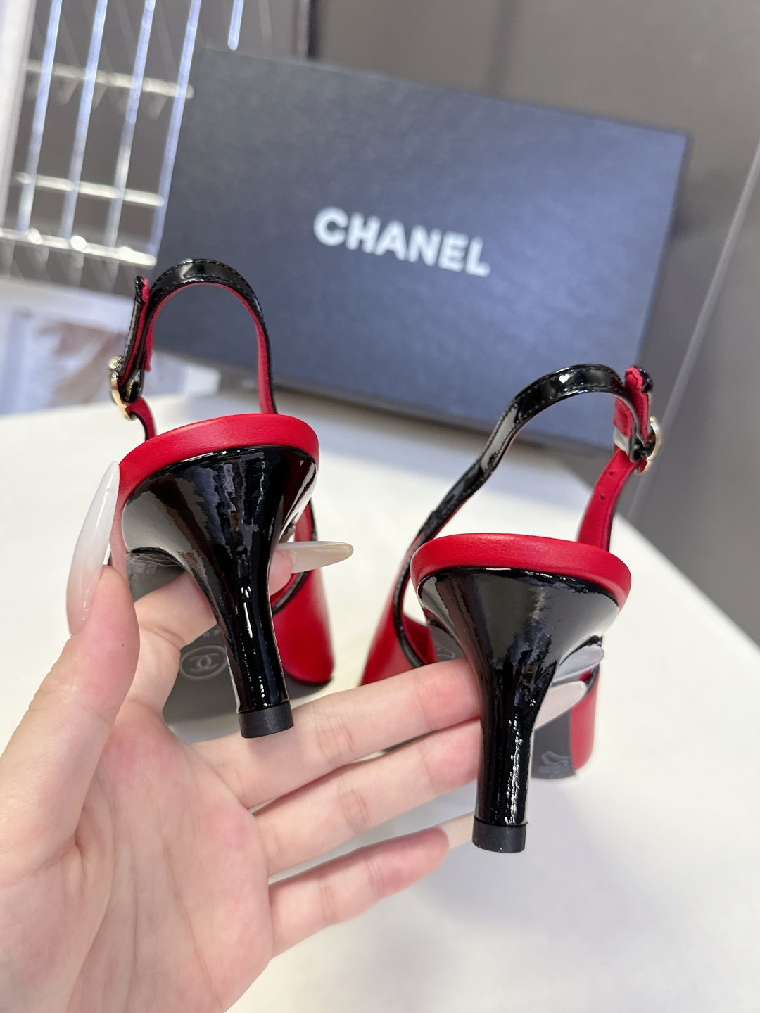 CHANEL香奈儿最新款方头拼色后空细跟凉鞋 超多明星网红种草 经典复古拼色结构延续香奈儿复古拼色基因 漆皮鞋头耐刮耐磨 CHANEL香奈儿最新款方头拼色后空细跟凉鞋 超多明星网红种草 经典复古拼色结构延续香奈儿复古拼色基因 漆皮鞋头耐刮耐磨