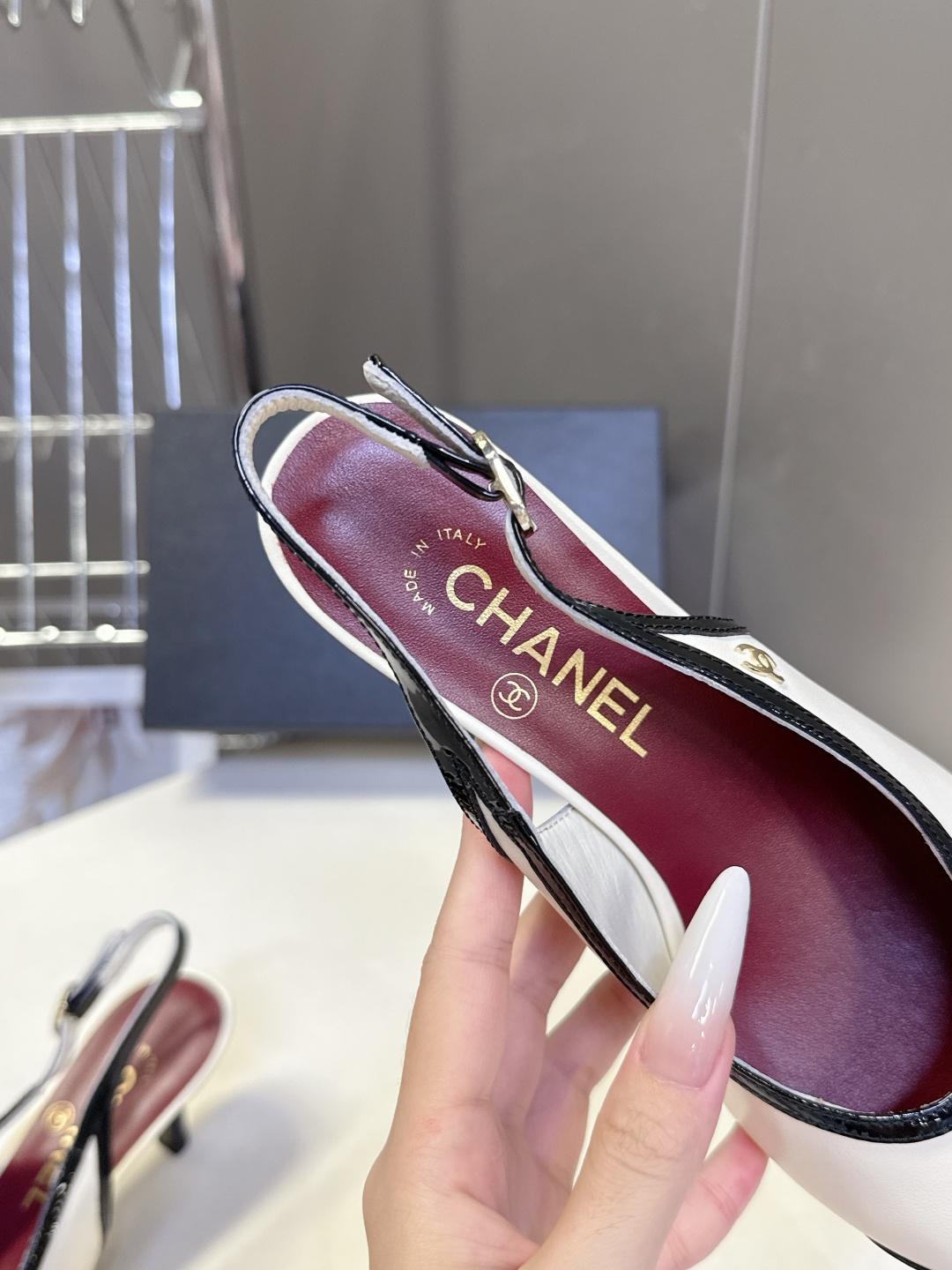 CHANEL香奈儿最新款方头拼色后空细跟凉鞋 超多明星网红种草 经典复古拼色结构延续香奈儿复古拼色基因 漆皮鞋头耐刮耐磨