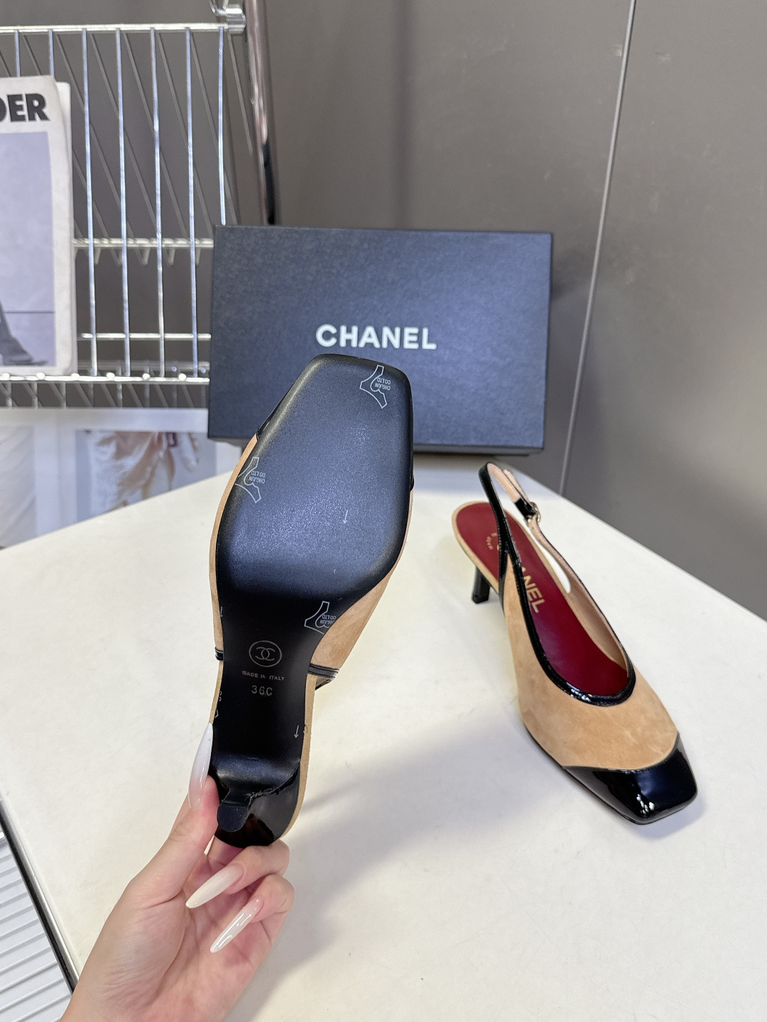 CHANEL香奈儿最新款方头拼色后空细跟凉鞋 超多明星网红种草 经典复古拼色结构延续香奈儿复古拼色基因 漆皮鞋头耐刮耐磨 CHANEL香奈儿最新款方头拼色后空细跟凉鞋 超多明星网红种草 经典复古拼色结构延续香奈儿复古拼色基因 漆皮鞋头耐刮耐磨