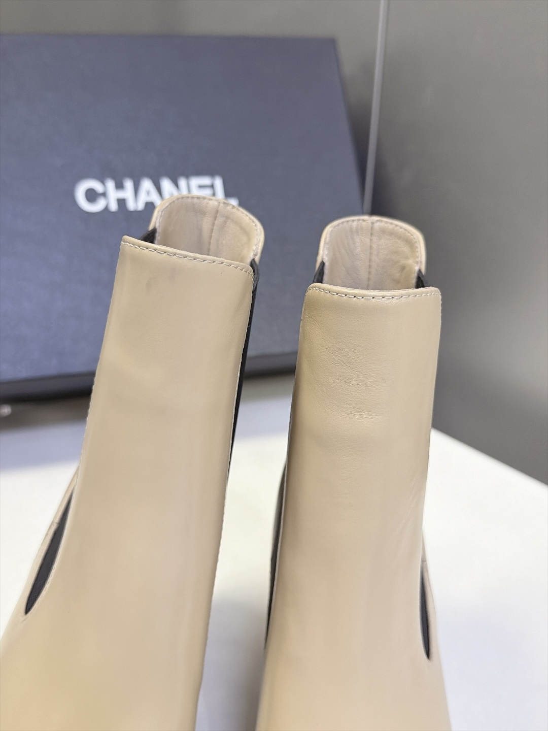 CHANEL香奈儿秋冬最新款方头切尔西高跟短靴 超多明星网红种草 方头+切尔西结构松紧弹力布穿脱方便 不用拉链 复古方头 CHANEL香奈儿秋冬最新款方头切尔西高跟短靴 超多明星网红种草 方头+切尔西结构松紧弹力布穿脱方便 不用拉链 复古方头