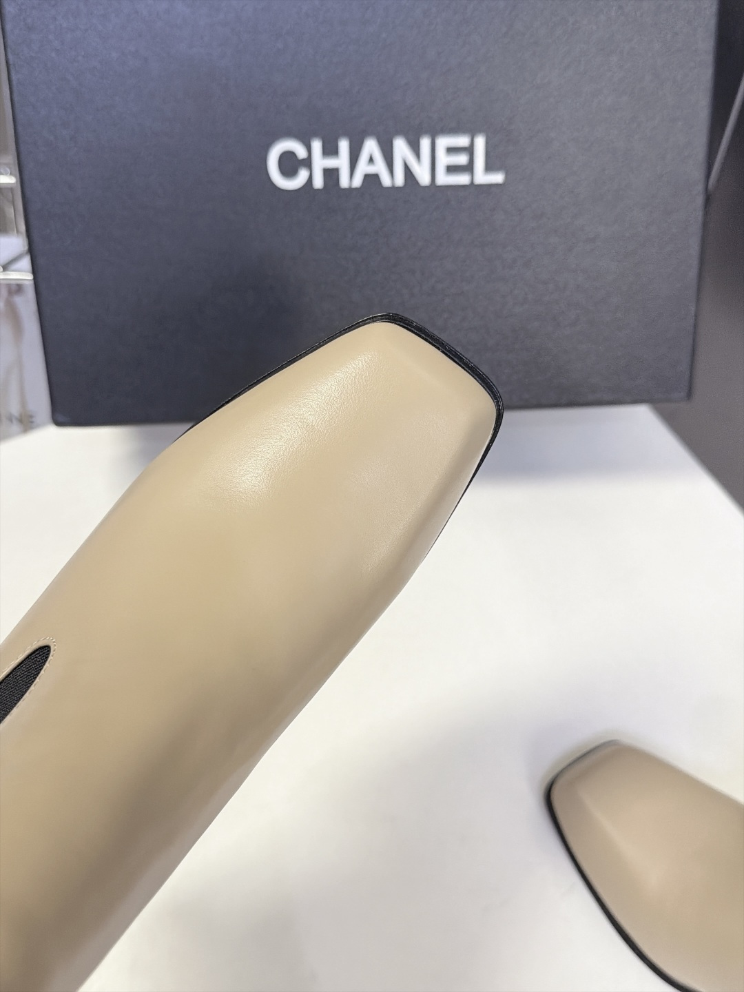 CHANEL香奈儿秋冬最新款方头切尔西高跟短靴 超多明星网红种草 方头+切尔西结构松紧弹力布穿脱方便 不用拉链 复古方头 CHANEL香奈儿秋冬最新款方头切尔西高跟短靴 超多明星网红种草 方头+切尔西结构松紧弹力布穿脱方便 不用拉链 复古方头