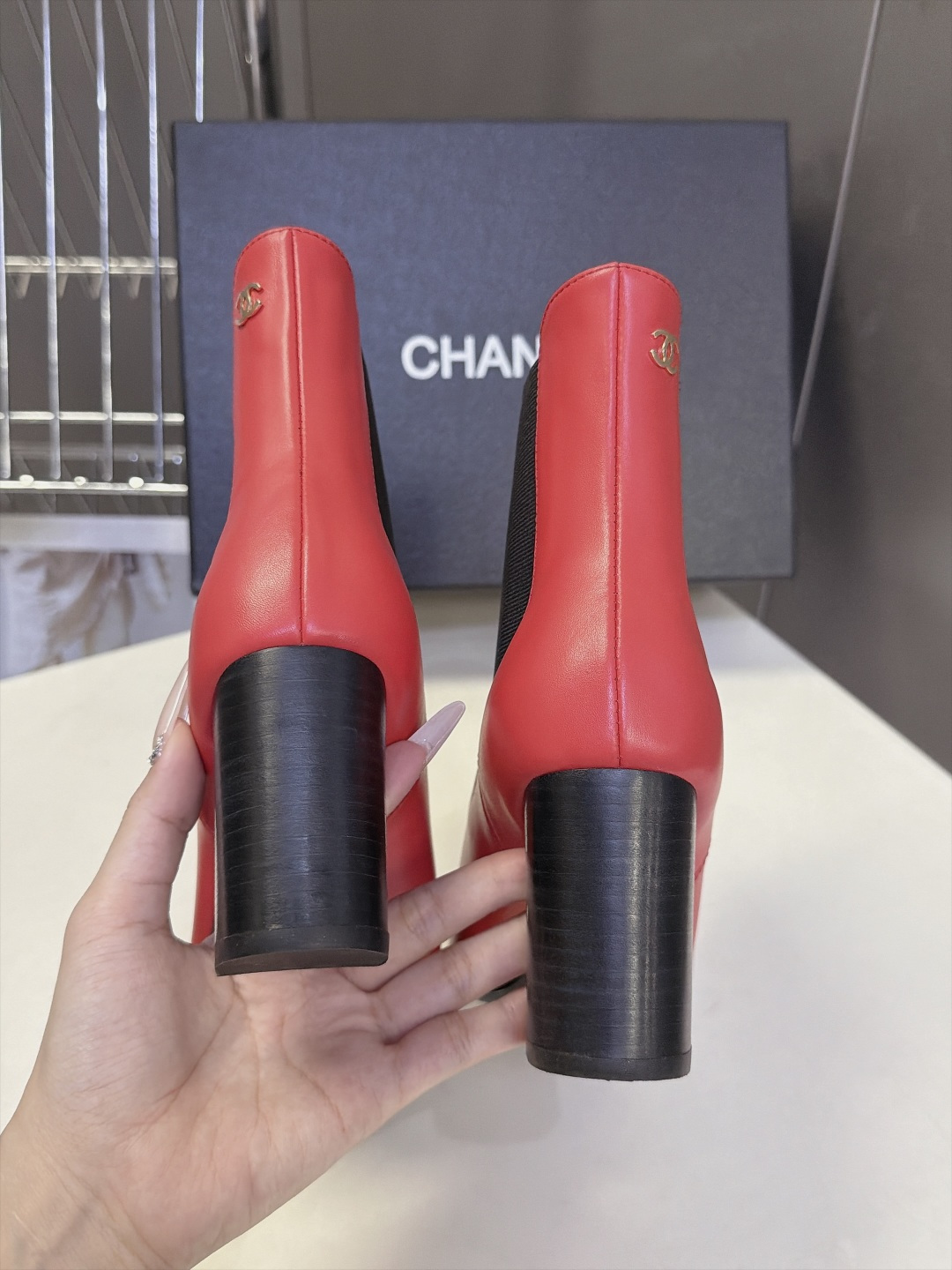 CHANEL香奈儿秋冬最新款方头切尔西高跟短靴 超多明星网红种草 方头+切尔西结构松紧弹力布穿脱方便 不用拉链 复古方头