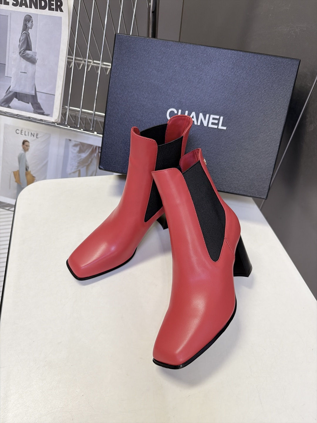 CHANEL香奈儿秋冬最新款方头切尔西高跟短靴 超多明星网红种草 方头+切尔西结构松紧弹力布穿脱方便 不用拉链 复古方头