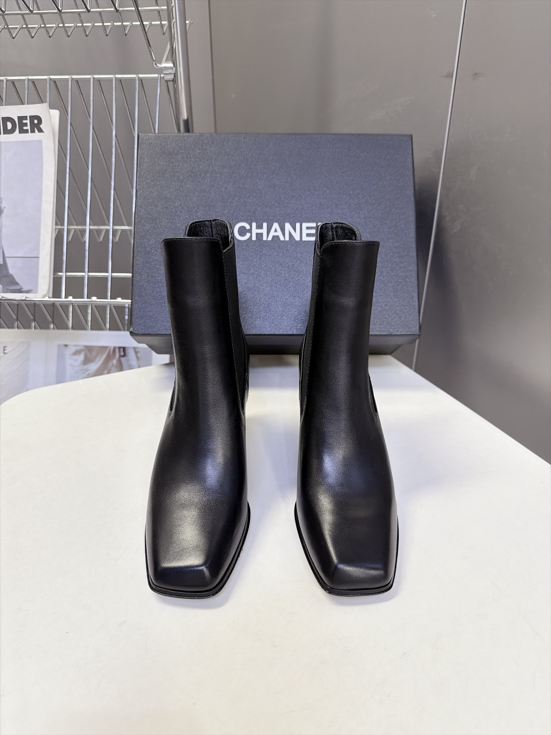 CHANEL香奈儿秋冬最新款方头切尔西高跟短靴 超多明星网红种草 方头+切尔西结构松紧弹力布穿脱方便 不用拉链 复古方头 CHANEL香奈儿秋冬最新款方头切尔西高跟短靴 超多明星网红种草 方头+切尔西结构松紧弹力布穿脱方便 不用拉链 复古方头