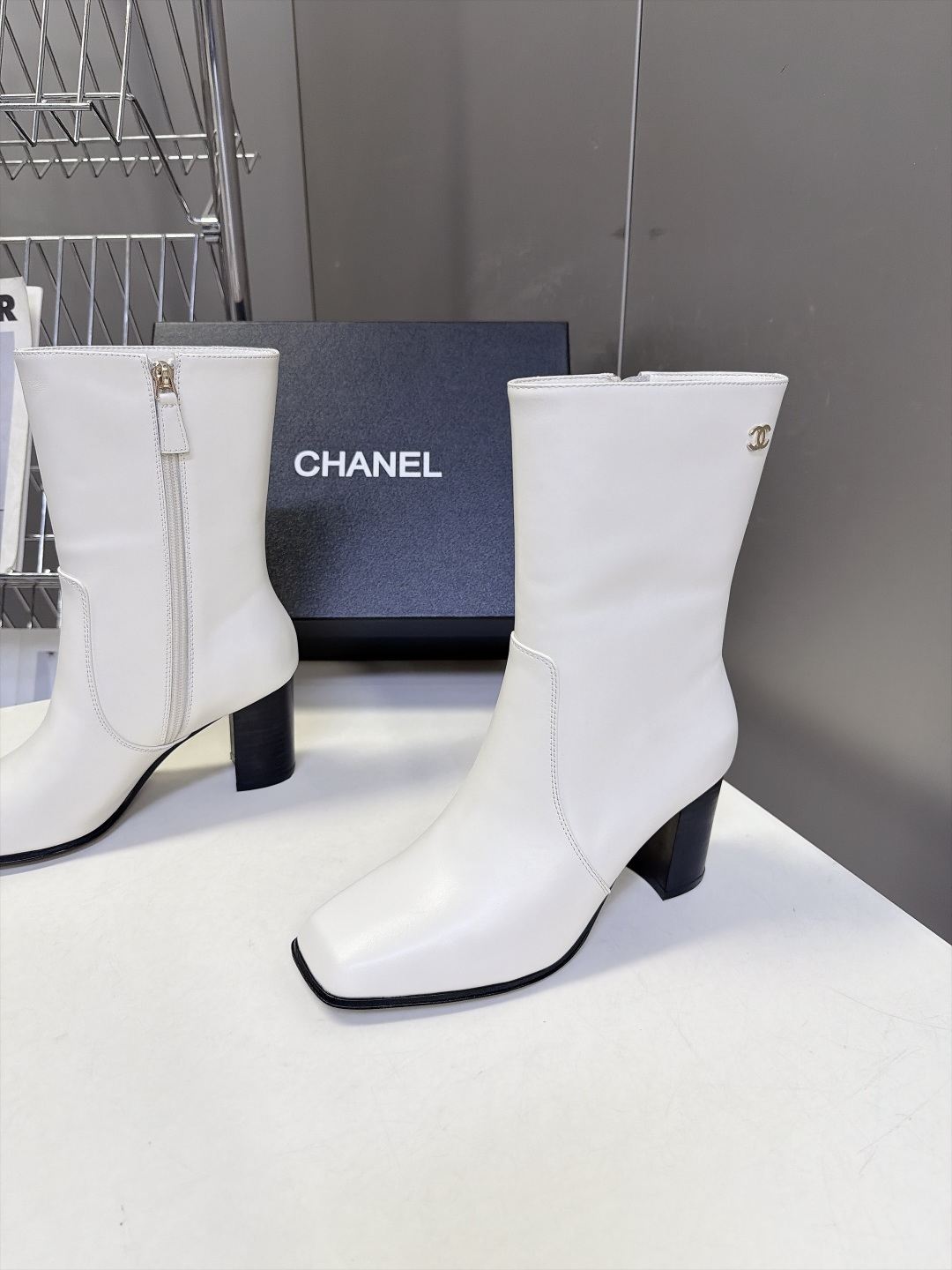 CHANEL香奈儿秋冬最新款方头侧拉链中筒粗跟靴 超多明星网红种草 复古小方头设计侧拉链设计穿脱顺滑 靴筒余量充足 小腿