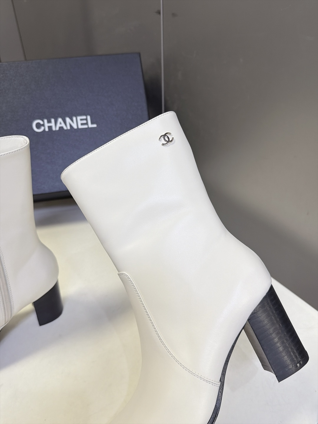 CHANEL香奈儿秋冬最新款方头侧拉链中筒粗跟靴 超多明星网红种草 复古小方头设计侧拉链设计穿脱顺滑 靴筒余量充足 小腿