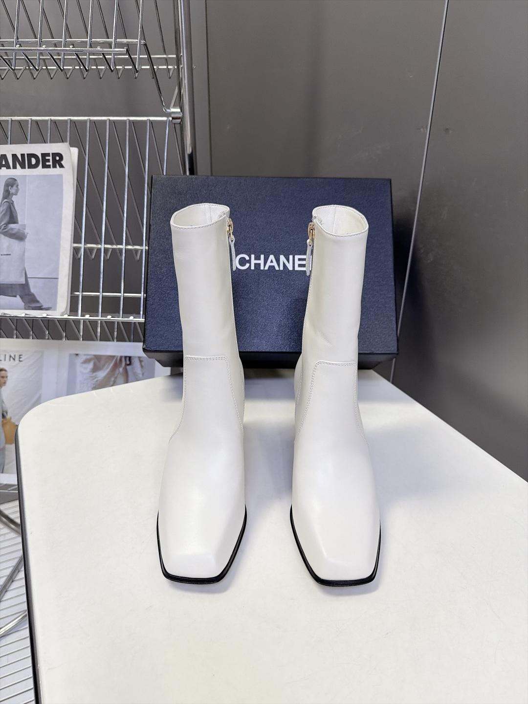 CHANEL香奈儿秋冬最新款方头侧拉链中筒粗跟靴 超多明星网红种草 复古小方头设计侧拉链设计穿脱顺滑 靴筒余量充足 小腿 CHANEL香奈儿秋冬最新款方头侧拉链中筒粗跟靴 超多明星网红种草 复古小方头设计侧拉链设计穿脱顺滑 靴筒余量充足 小腿