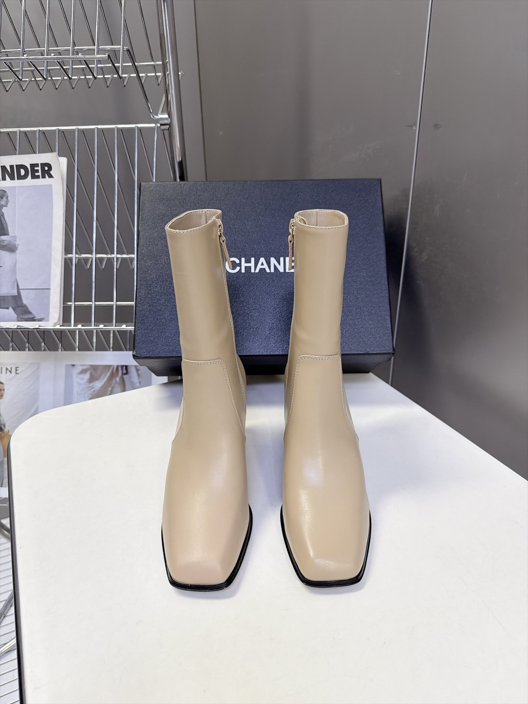 CHANEL香奈儿秋冬最新款方头侧拉链中筒粗跟靴 超多明星网红种草 复古小方头设计侧拉链设计穿脱顺滑 靴筒余量充足 小腿 CHANEL香奈儿秋冬最新款方头侧拉链中筒粗跟靴 超多明星网红种草 复古小方头设计侧拉链设计穿脱顺滑 靴筒余量充足 小腿