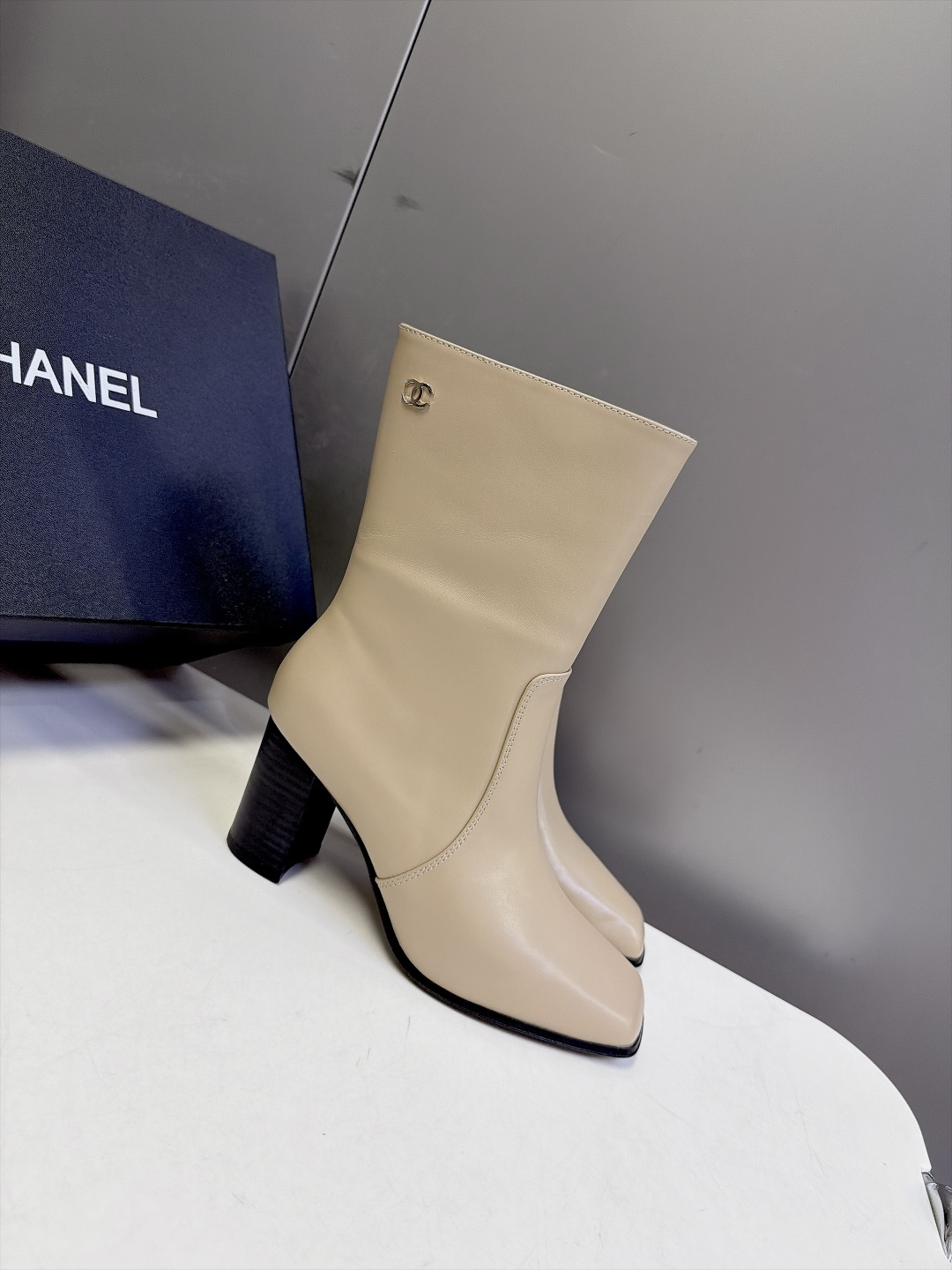 CHANEL香奈儿秋冬最新款方头侧拉链中筒粗跟靴 超多明星网红种草 复古小方头设计侧拉链设计穿脱顺滑 靴筒余量充足 小腿