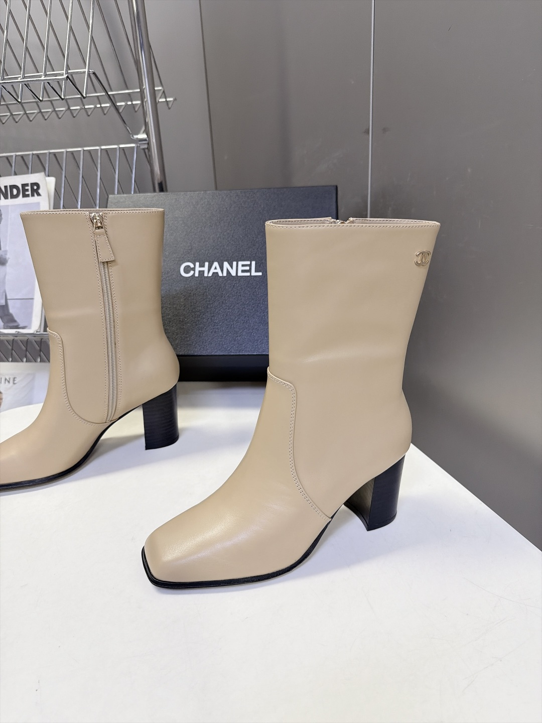 CHANEL香奈儿秋冬最新款方头侧拉链中筒粗跟靴 超多明星网红种草 复古小方头设计侧拉链设计穿脱顺滑 靴筒余量充足 小腿