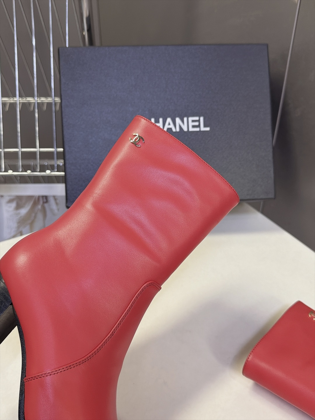 CHANEL香奈儿秋冬最新款方头侧拉链中筒粗跟靴 超多明星网红种草 复古小方头设计侧拉链设计穿脱顺滑 靴筒余量充足 小腿 CHANEL香奈儿秋冬最新款方头侧拉链中筒粗跟靴 超多明星网红种草 复古小方头设计侧拉链设计穿脱顺滑 靴筒余量充足 小腿