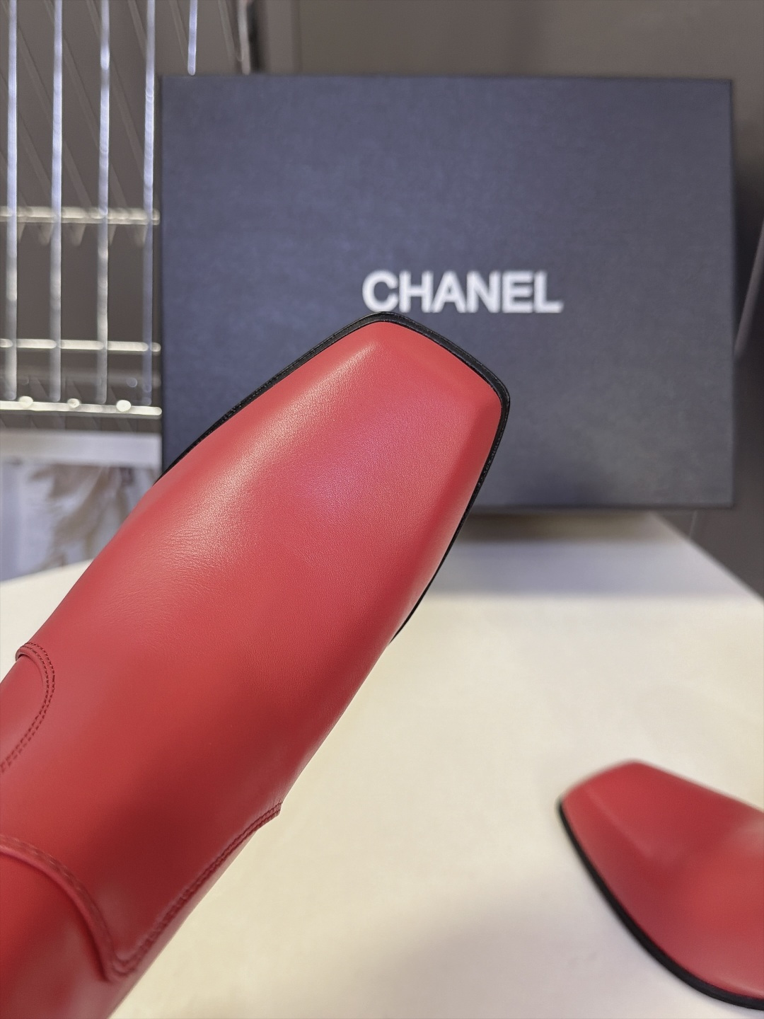 CHANEL香奈儿秋冬最新款方头侧拉链中筒粗跟靴 超多明星网红种草 复古小方头设计侧拉链设计穿脱顺滑 靴筒余量充足 小腿 CHANEL香奈儿秋冬最新款方头侧拉链中筒粗跟靴 超多明星网红种草 复古小方头设计侧拉链设计穿脱顺滑 靴筒余量充足 小腿
