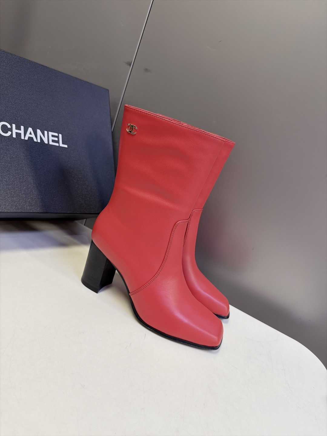 CHANEL香奈儿秋冬最新款方头侧拉链中筒粗跟靴 超多明星网红种草 复古小方头设计侧拉链设计穿脱顺滑 靴筒余量充足 小腿 CHANEL香奈儿秋冬最新款方头侧拉链中筒粗跟靴 超多明星网红种草 复古小方头设计侧拉链设计穿脱顺滑 靴筒余量充足 小腿