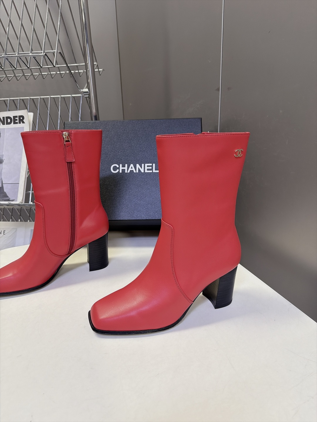 CHANEL香奈儿秋冬最新款方头侧拉链中筒粗跟靴 超多明星网红种草 复古小方头设计侧拉链设计穿脱顺滑 靴筒余量充足 小腿 CHANEL香奈儿秋冬最新款方头侧拉链中筒粗跟靴 超多明星网红种草 复古小方头设计侧拉链设计穿脱顺滑 靴筒余量充足 小腿