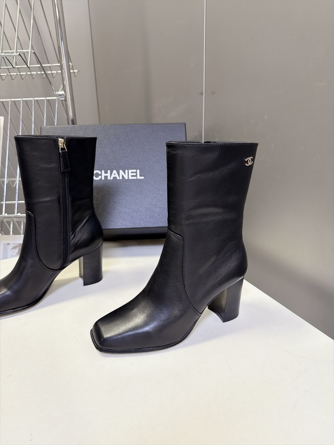 CHANEL香奈儿秋冬最新款方头侧拉链中筒粗跟靴 超多明星网红种草 复古小方头设计侧拉链设计穿脱顺滑 靴筒余量充足 小腿