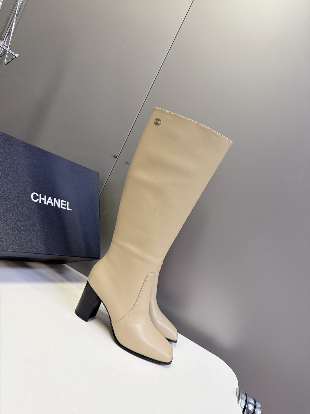 CHANEL香奈儿秋冬最新款方头粗跟高筒骑士长靴 超多明星网红种草 直筒宽松靴筒 对小腿包容度很高 小腿围偏大不容易紧绷