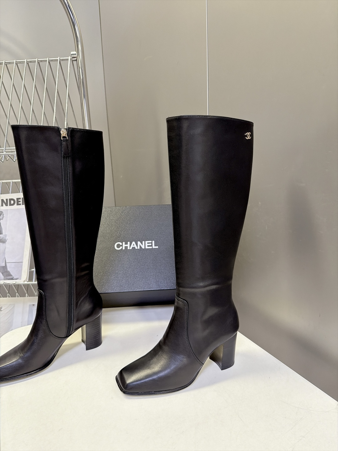 CHANEL香奈儿秋冬最新款方头粗跟高筒骑士长靴 超多明星网红种草 直筒宽松靴筒 对小腿包容度很高 小腿围偏大不容易紧绷