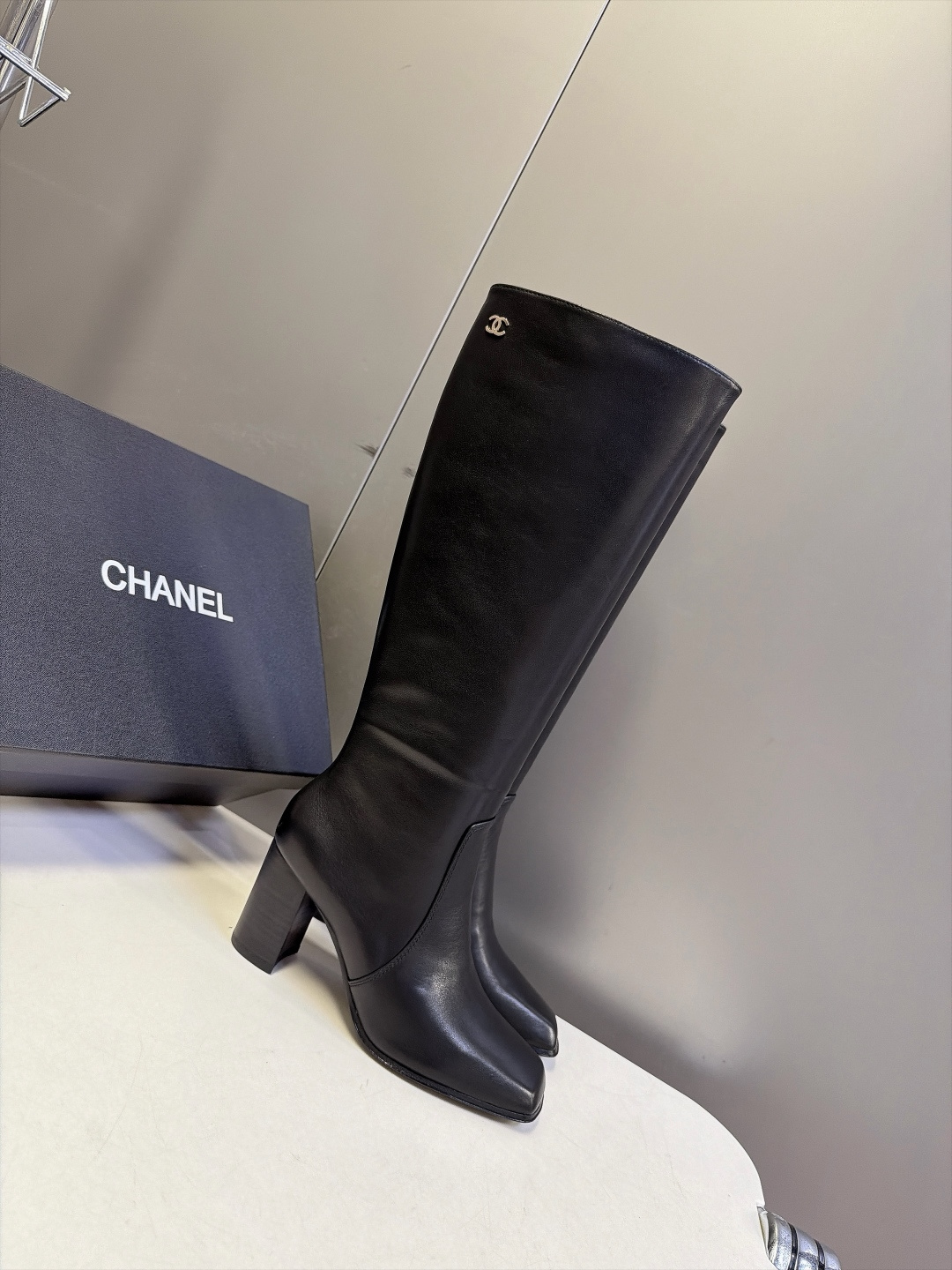 CHANEL香奈儿秋冬最新款方头粗跟高筒骑士长靴 超多明星网红种草 直筒宽松靴筒 对小腿包容度很高 小腿围偏大不容易紧绷
