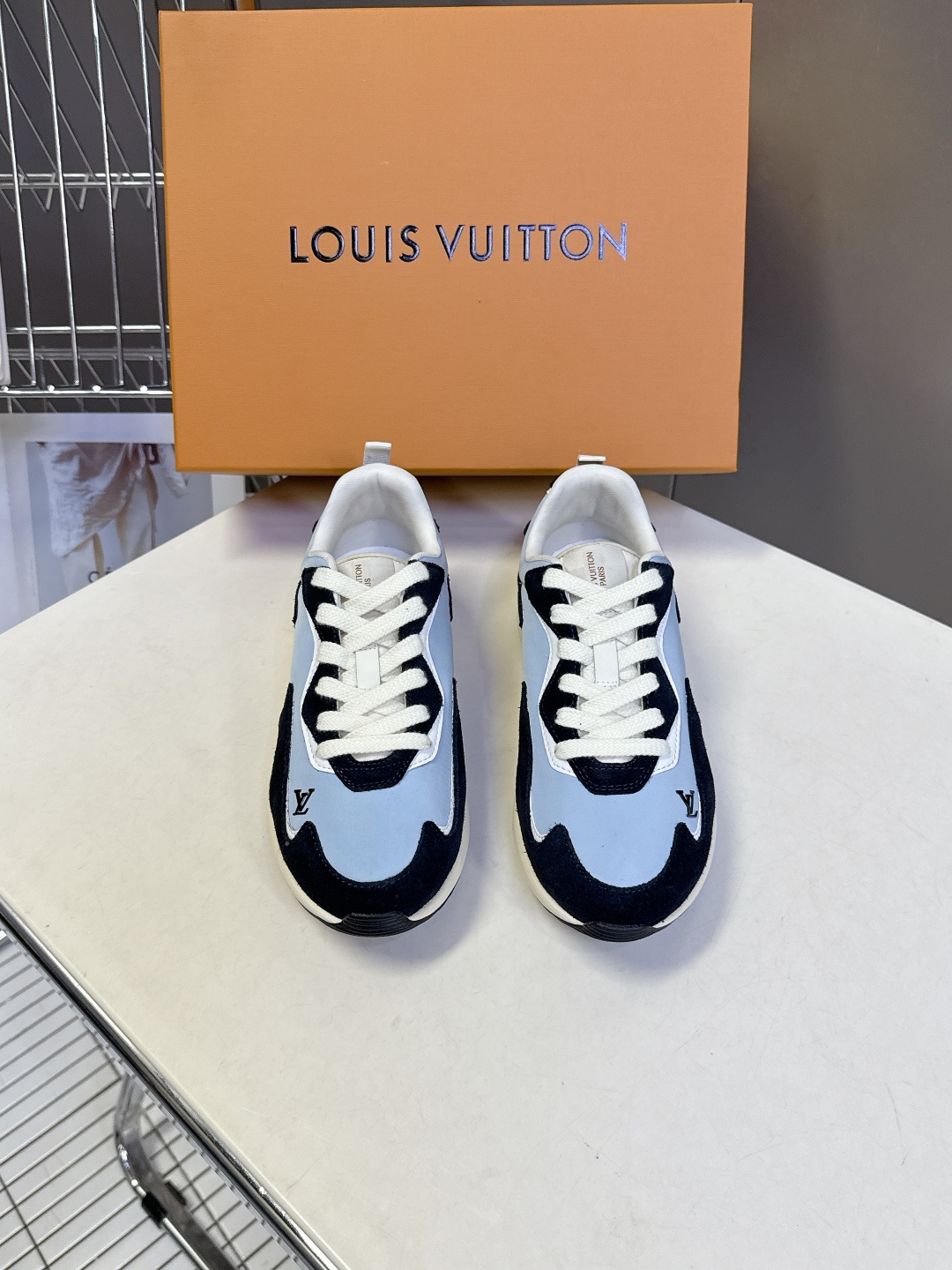 Louis Vuitton 路易威登最新款复古拼色慢跑运动鞋 超多明星网红种草 流线型低帮慢跑鞋版型 波浪形拼接裁片 Louis Vuitton 路易威登最新款复古拼色慢跑运动鞋 超多明星网红种草 流线型低帮慢跑鞋版型 波浪形拼接裁片